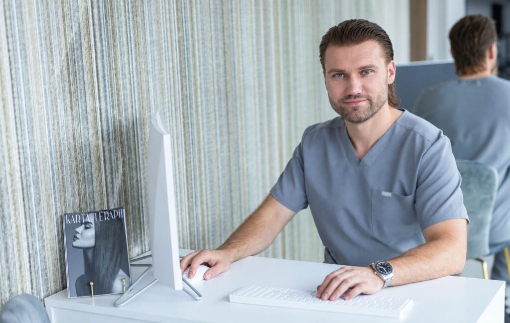 Dr n. med. Marcin Nylec w gabinecie